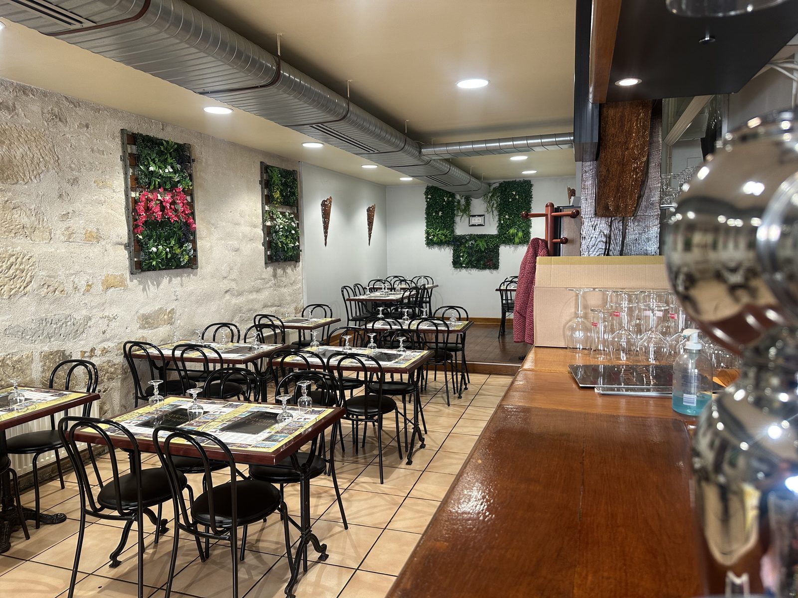 Salle intérieure du restaurant Saveurs d’Orient